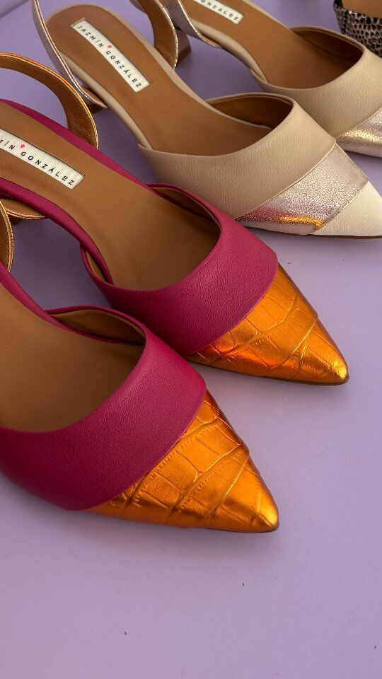 Cerramos esta serie de JG ON DEMAND, con una pieza de colores espectaculares!

Rubin en Croco Anaranjado & Fucsia, una mezcla que solo funciona cuando se usa sin miedo. Acompáñanos a conocer un poco más sobre ella.🧡🩷

#JGONDemand
#JazminGonzalezPeru
#DiseñoPeruano
#LujoArtesanal
#HechoAMano